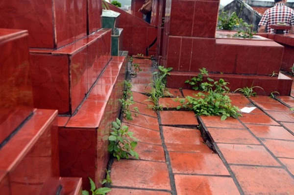 Trong phong thủy âm trạch, nước đọng tượng trưng cho âm khí xấu, dễ khiến phần mộ bị ẩm thấp, ảnh hưởng đến linh hồn người đã khuất