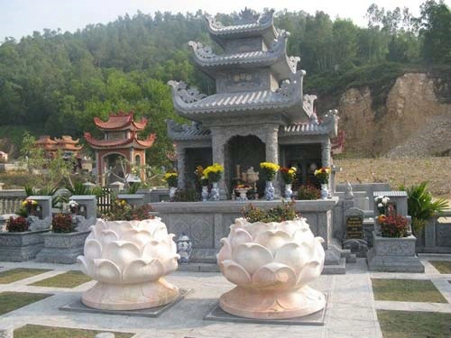 Không chỉ trong chùa chiền, đền thờ hay khu lăng mộ đá, hoa sen còn xuất hiện trong kiến trúc dân gian và hiện đại