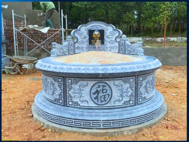 Mộ đá tròn không chỉ thể hiện sự chu toàn của con cháu đối với tổ tiên mà còn là biểu tượng của lòng hiếu kính và niềm tin vào quy luật tuần hoàn của vũ trụ