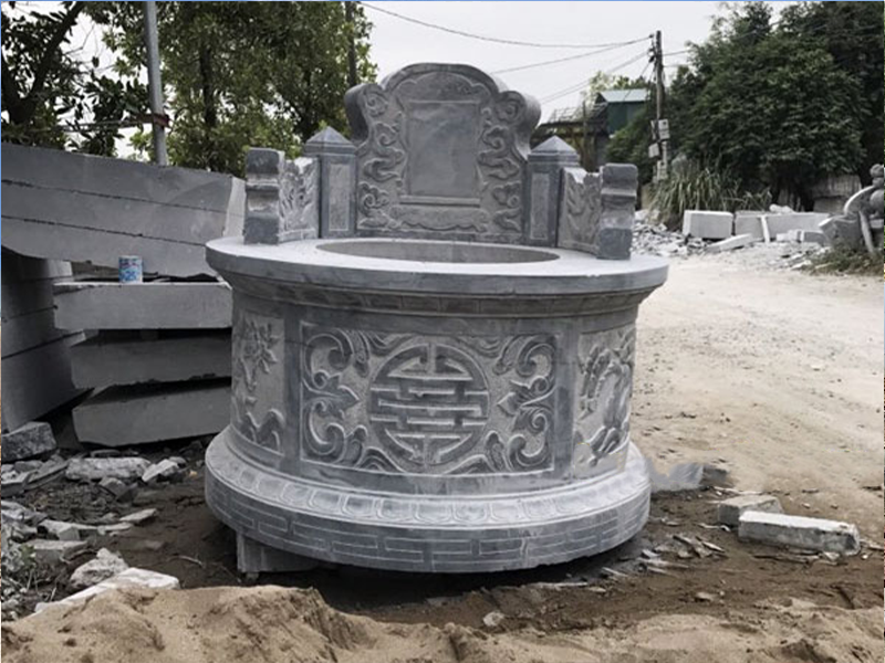 Mộ đá tròn thường được chế tác hoàn toàn từ đá tự nhiên nguyên khối, chủ yếu là đá xanh rêu, đá xanh ngọc hoặc đá trắng, có độ bền cao và khả năng chống phong hóa tốt