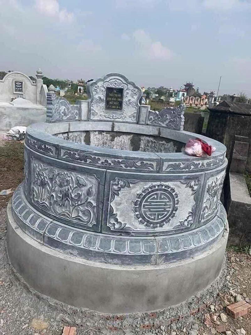 Trong lĩnh vực đá mỹ nghệ tâm linh, việc chế tác mộ đá tròn đòi hỏi tay nghề cao và sự am hiểu sâu về phong thủy. Nghệ nhân không chỉ cần khéo léo trong việc tạo dáng tròn cân đối, mà còn phải hiểu về tỷ lệ vàng trong thiết kế âm phần, sao cho vừa hài hòa với địa thế, vừa hợp mệnh gia chủ