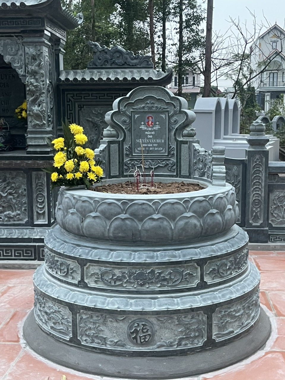 Mộ đá hiện đại được thiết kế với nhiều mẫu mã đa dạng: mộ đơn, mộ đôi, mộ tròn, mộ tam cấp, mộ tháp Phật giáo, phù hợp cho từng vùng miền và tín ngưỡng khác nhau