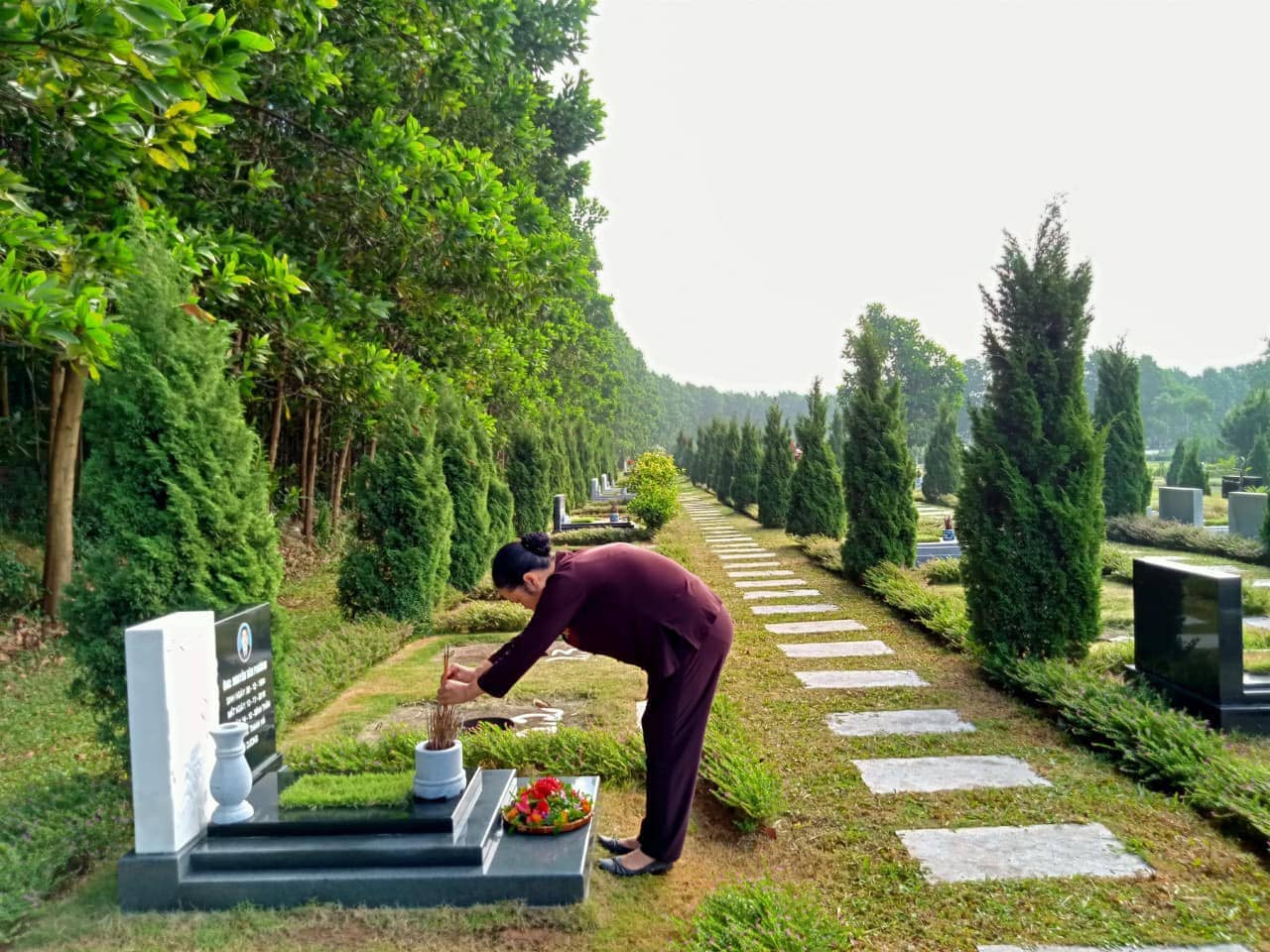 sử dụng đá mỹ nghệ trong phong thủy âm trạch không chỉ là yếu tố thẩm mỹ mà còn là cách bảo vệ mộ phần tổ tiên khỏi tác động xấu của môi trường, giúp con cháu được bình an, phát đạt