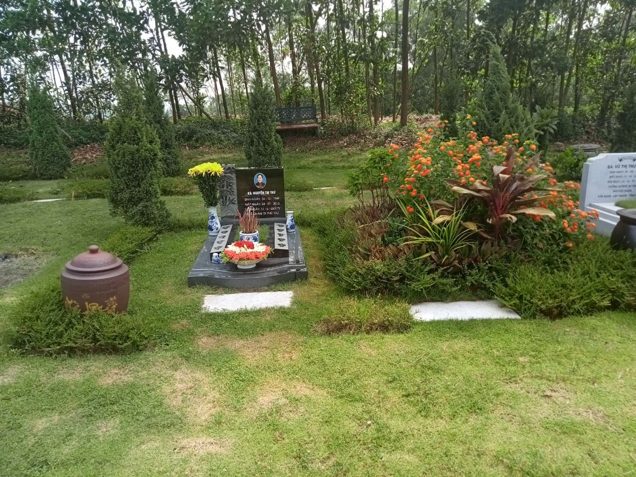 Bốc mộ hay cải táng là hình thức di dời phần mộ người đã mất sau một thời gian an táng (thường từ 3 năm trở lên), để chuyển sang một nơi chôn cất mới, sạch sẽ, khang trang hơn