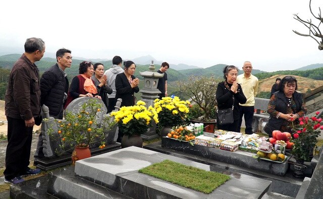Trong văn hóa tâm linh của người Việt, việc ra thăm mộ không chỉ diễn ra vào những dịp đặc biệt như Tết Thanh Minh, lễ Vu Lan, hay ngày giỗ mà còn có thể thực hiện vào những ngày bình thường trong năm