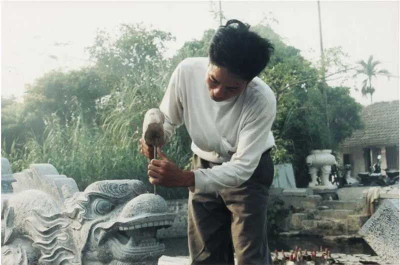 Trong nhiều thế kỷ, nghề điêu khắc đá ở Việt Nam được lưu truyền và phát triển qua đôi bàn tay tài hoa của các nghệ nhân