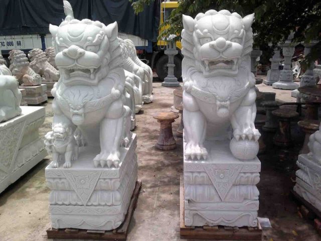 Nếu chó đá tượng trưng cho sự trung thực và bảo vệ, thì nghê đá lại là linh vật mang dáng dấp cao quý, biểu trưng cho sức mạnh, lòng trung thành và trấn giữ long mạch