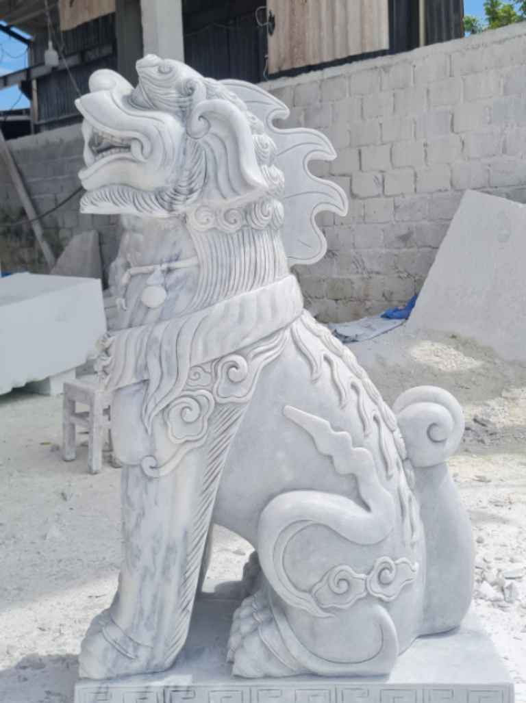 Trong đời sống hiện nay, khi kiến trúc ngày càng hướng tới sự tinh tế, bền vững và mang giá trị nghệ thuật cao, đá mỹ nghệ đã trở thành một vật liệu trang trí được nhiều gia chủ yêu thích và lựa chọn