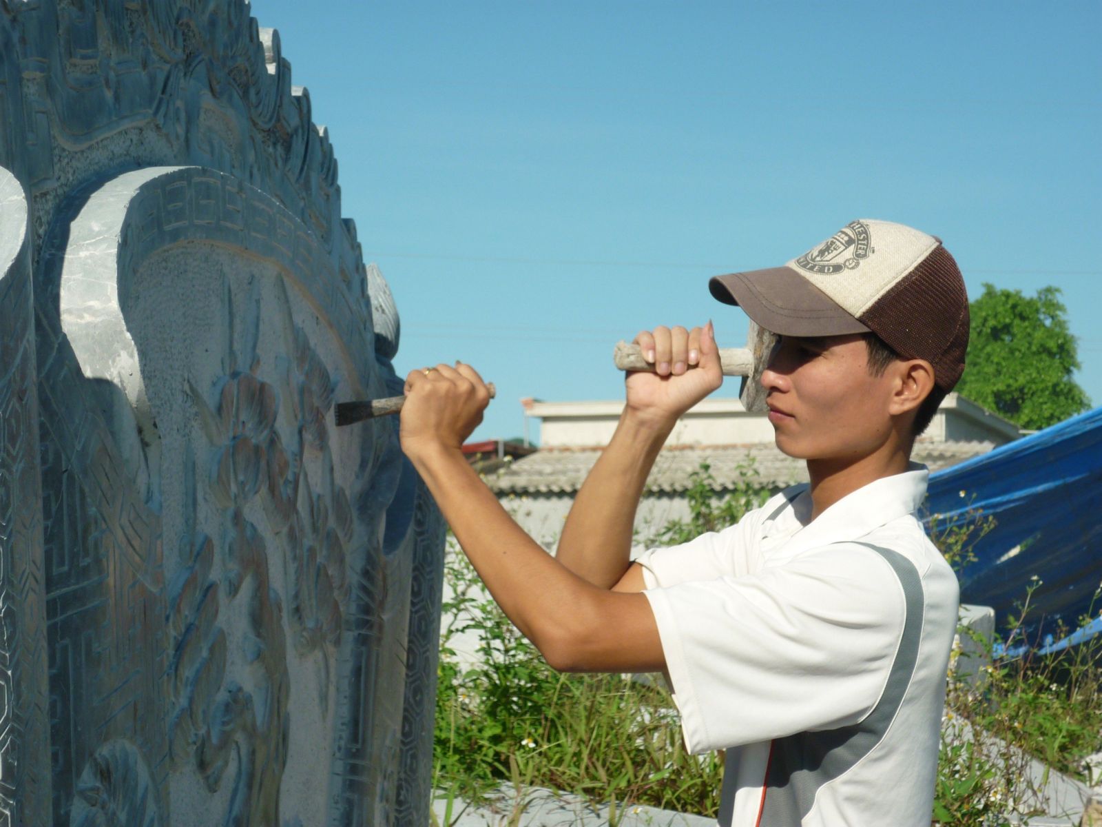 Cũng như chữ viết là linh hồn của văn chương, đường chạm chính là linh hồn của sản phẩm đá mỹ nghệ. Tùy vào mục đích sử dụng và ý nghĩa biểu tượng, nghệ nhân sẽ lựa chọn phong cách chạm khác nhau