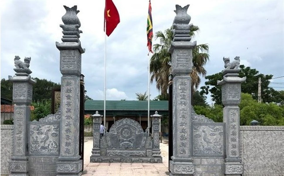 Nhà thờ họ bằng đá thường mang dáng dấp của kiến trúc truyền thống Việt Nam, với mái ngói cong vút, đầu đao mềm mại, cột đá vững trãi và các bức cuốn thư, bình phong bằng đá chạm khắc tinh xảo