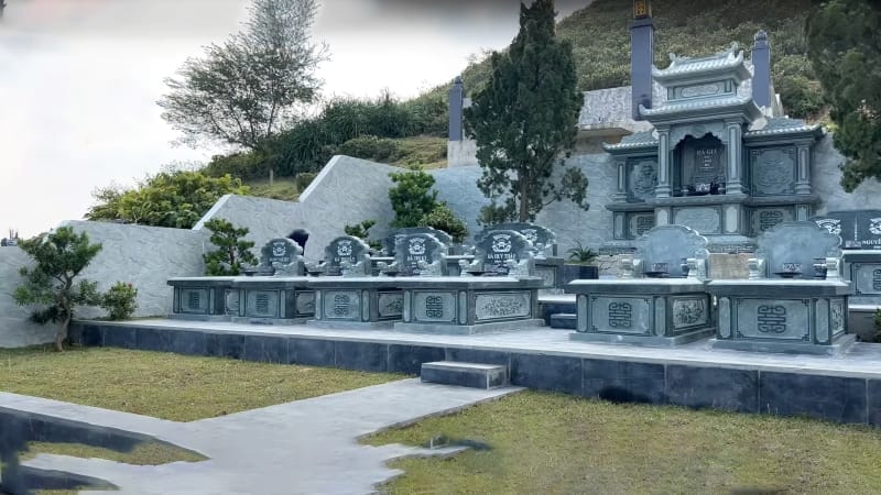 Kết hợp cùng nghệ thuật đá mỹ nghệ truyền thống, mỗi ngôi mộ không chỉ là nơi an nghỉ vĩnh hằng mà còn là công trình nghệ thuật mang đậm giá trị văn hóa dân tộc