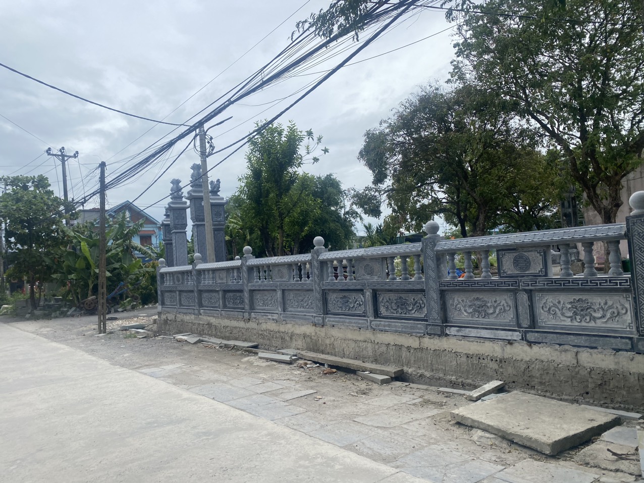 Nếu cổng đá là bộ mặt của khu tâm linh, thì tường rào đá chính là vòng tay bao bọc, bảo vệ cho toàn bộ không gian