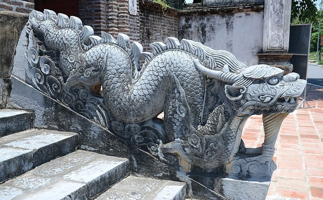 Điêu khắc rồng bằng đá là một trong những lĩnh vực đòi hỏi kỹ thuật cao trong nghề đá mỹ nghệ. Để tạo nên một tác phẩm rồng hoàn chỉnh, người nghệ nhân phải trải qua nhiều công đoạn công phu