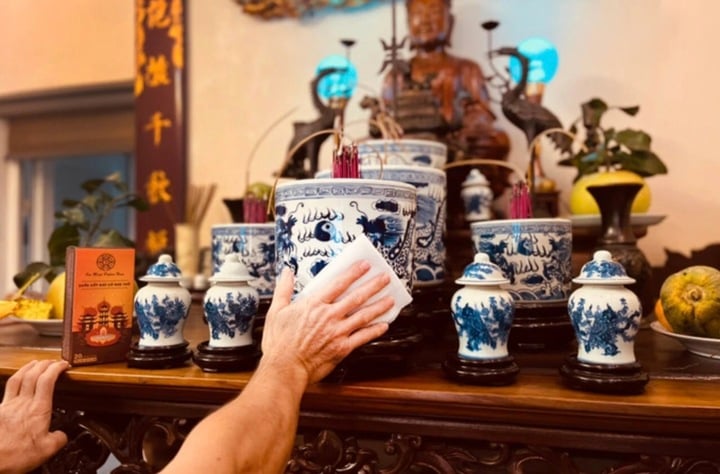 Theo phong tục dân gian, việc dọn dẹp bàn thờ không chỉ đơn thuần là vệ sinh, mà còn là hành động thể hiện sự tôn kính và tri ân với tổ tiên