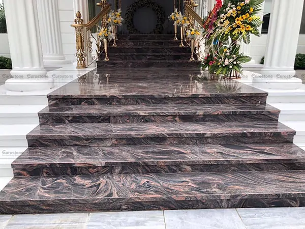 Bậc tam cấp đá trơn hiện đạiThiết kế tối giản, sử dụng những phiến đá lớn mài bóng hoặc mài thô nhẹ, phù hợp với nhà phố, biệt thự hoặc công trình mang hơi hướng hiện đại