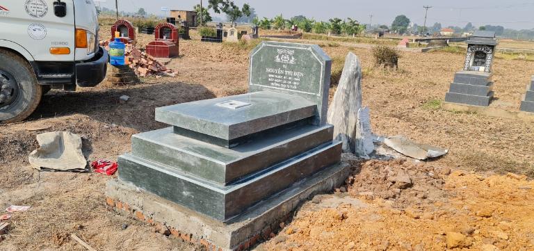 “Hạ huyệt” là giai đoạn cuối cùng trong tang lễ, khi quan tài được đưa xuống huyệt mộ – nơi đã được đào sẵn, sau đó được lấp đất, đặt bia, hoặc xây dựng phần mộ