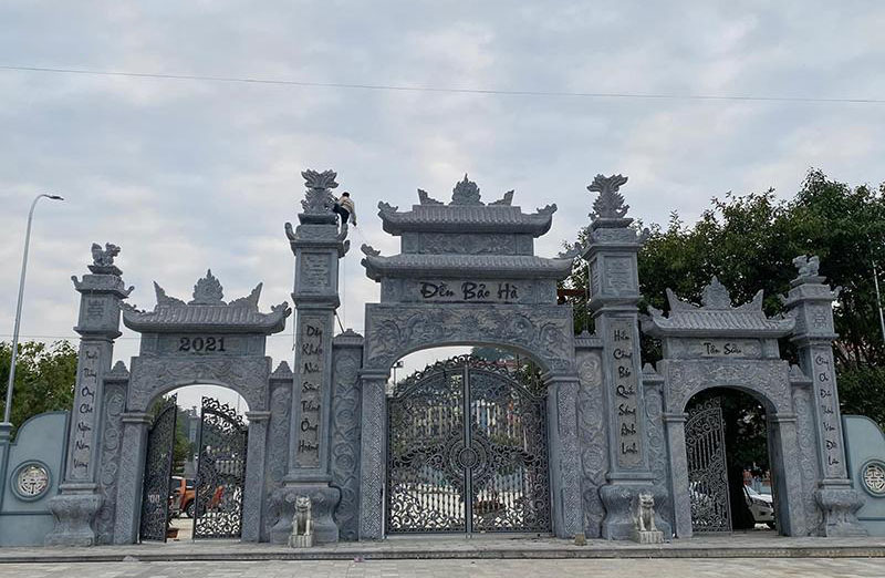 Cổng là bộ phận đầu tiên đón bước chân người đến với khu tâm linh. Với người Việt, cổng đá không đơn thuần là lối ra vào mà còn là ranh giới giữa đời thực và không gian linh thiêng