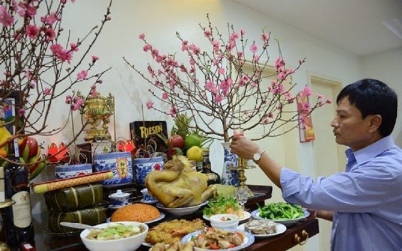 Ngày nay, nhiều gia đình lựa chọn bàn thờ đá, lư hương đá, đèn đá, cây hương đá ngoài trời để tạo nên không gian thờ cúng trang nghiêm, bền vững và hài hòa với thiên nhiên