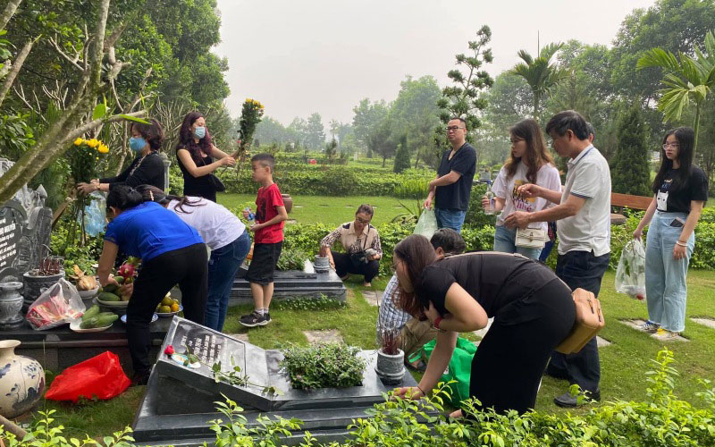 Từ xưa, người Việt đã coi trọng chữ “hiếu” – lòng biết ơn và tưởng nhớ tổ tiên, ông bà, cha mẹ. Việc ra mộ chính là hành động thể hiện lòng thành kính đó.