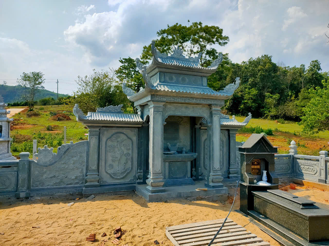 Khác với những lăng mộ xây dựng bằng vật liệu kết hợp, lăng mộ đá nguyên khối được chế tác hoàn toàn từ một khối đá tự nhiên lớn