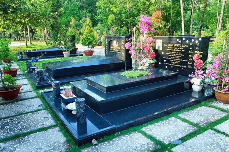 Trong văn hóa tâm linh người Việt, mộ phần là nơi yên nghỉ vĩnh hằng của người đã khuất, gắn liền với đạo lý “uống nước nhớ nguồn”, thể hiện lòng hiếu kính của con cháu đối với tổ tiên