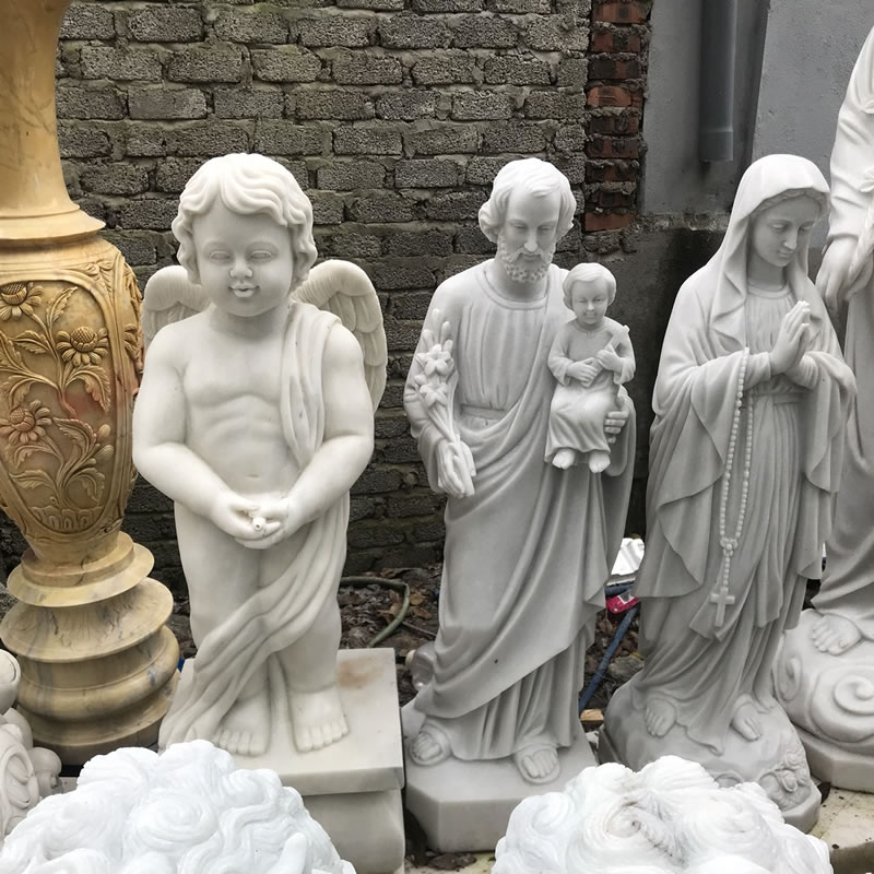 Để sở hữu một bức tượng đá trang trí hoàn hảo, các nghệ nhân phải trải qua nhiều công đoạn tỉ mỉ: chọn đá, phác thảo mẫu, tạo dáng thô, điêu khắc chi tiết và đánh bóng