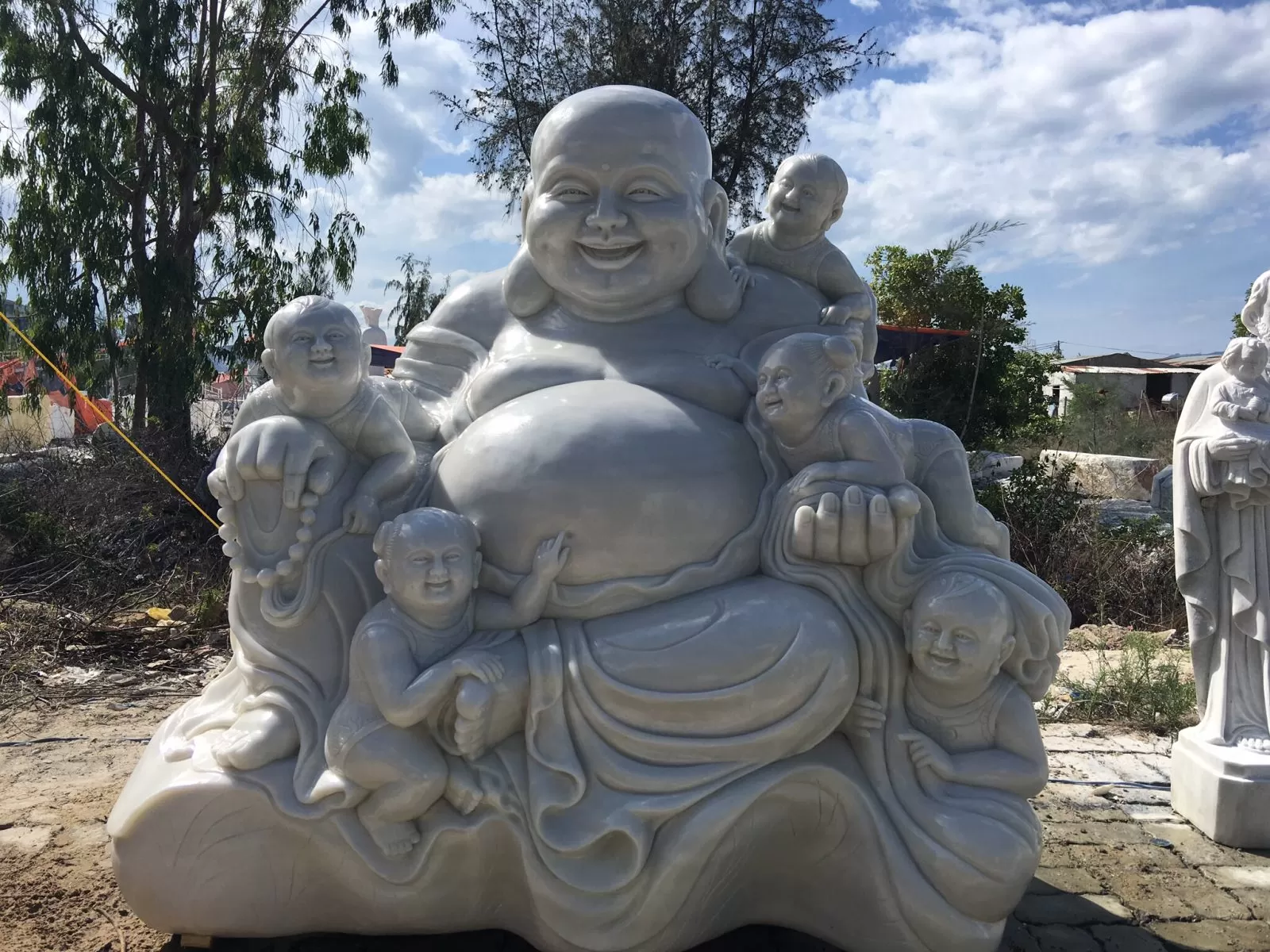 Trong văn hóa tâm linh Á Đông, hình ảnh Phật Di Lặc luôn gắn liền với niềm vui, hạnh phúc và may mắn