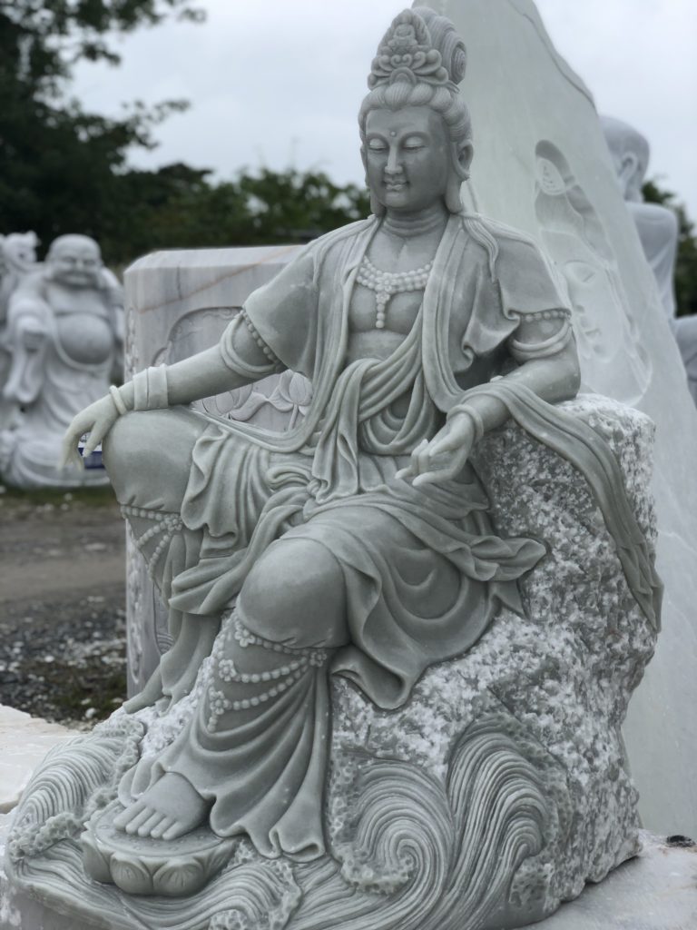 Một ưu điểm nổi bật của tượng Phật bằng đá là độ bền vượt thời gian. Dưới tác động của mưa nắng, tượng vẫn giữ được hình dáng và đường nét nguyên vẹn suốt hàng trăm năm