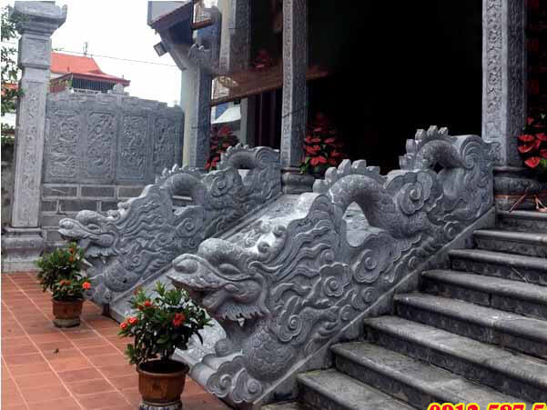 Rồng được xem là biểu tượng của vua chúa, là linh vật mang trong mình nguồn năng lượng mạnh mẽ của trời đất. Theo quan niệm dân gian, rồng là biểu tượng của mưa thuận gió hòa, mùa màng bội thu, thịnh vượng và phát triển