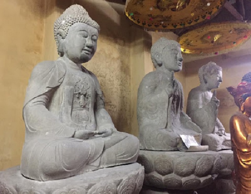 Tượng Phật bằng đá thường được đặt tại các chùa, khu tâm linh, khu lăng mộ hoặc trong không gian thờ tự gia đình