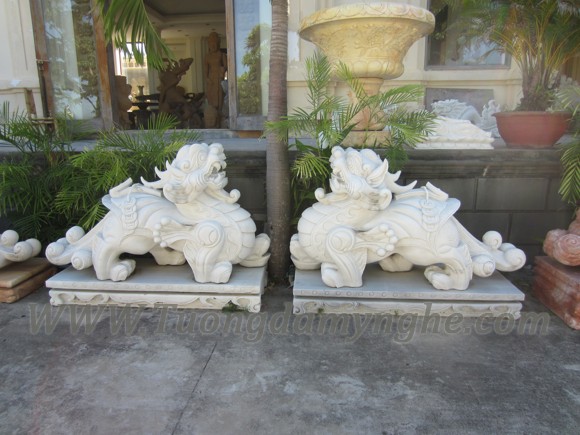 Tỳ Hưu nên đặt ở hướng tài vị (thường là góc Đông Nam) và hướng ra ngoài cửa chính để hút tài khí