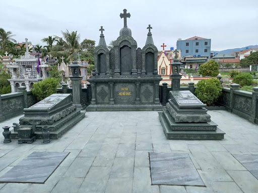 Trong văn hóa Á Đông, đặc biệt là Việt Nam, việc xây dựng lăng mộ tổ tiên không chỉ mang tính vật chất mà còn chứa đựng yếu tố tâm linh sâu sắc