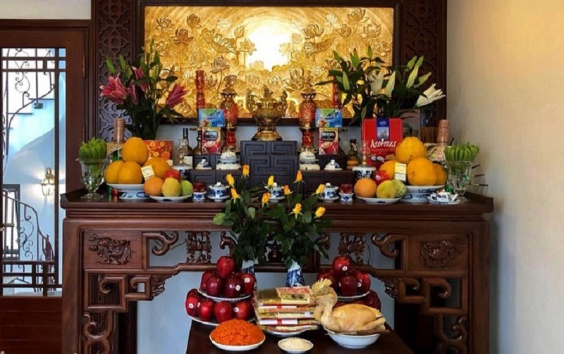 Thay bàn thờ mới không đơn giản chỉ là thay một vật dụng trong nhà. Đây là một nghi lễ mang ý nghĩa tâm linh sâu sắc, nhằm tỏ lòng hiếu kính với tổ tiên, bày tỏ mong muốn được phù hộ độ trì cho gia đạo bình an, thịnh vượng