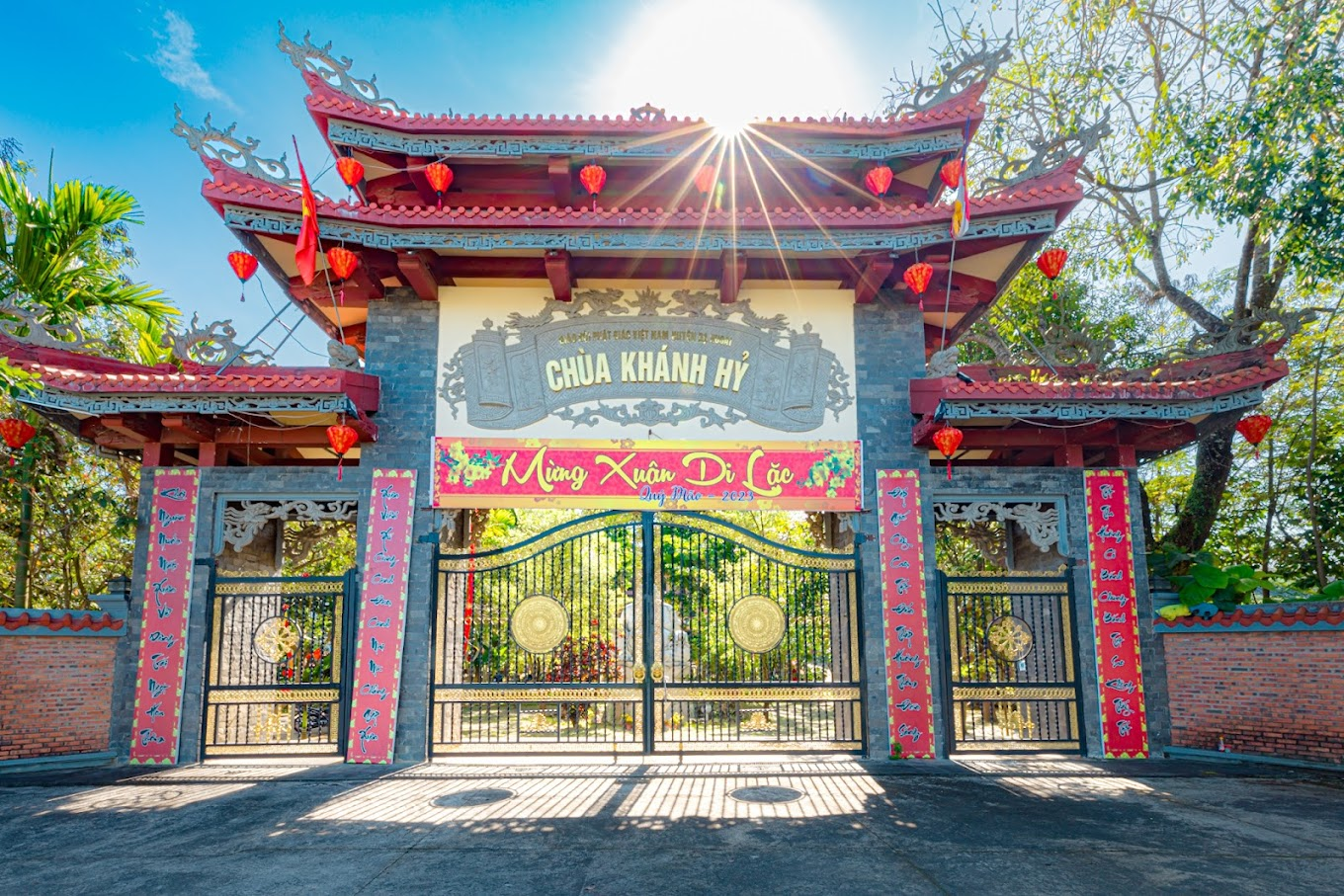 Cổng đá chùa không chỉ là công trình kiến trúc mà còn là vật phẩm phong thủy mang giá trị tâm linh lâu dài