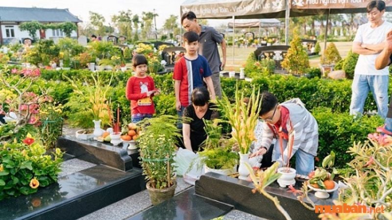 Sau khi xây dựng phần mộ cho người đã khuất, việc thực hiện lễ tạ mộ là một nghi thức tâm linh quan trọng nhằm báo cáo với tổ tiên, thần linh và cầu mong cho vong linh được an yên, siêu thoát