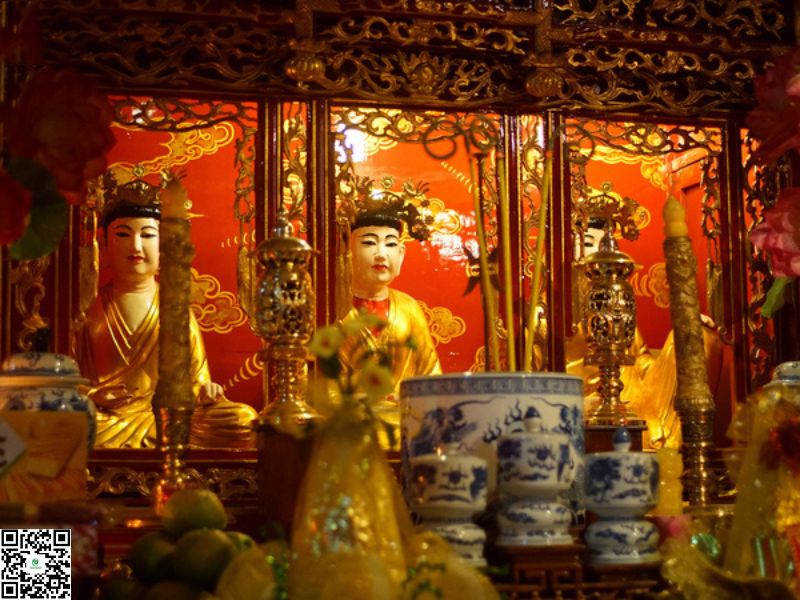 Trên đây là bài văn khấn Tam Tòa Thánh Mẫu thường được sử dụng trong các dịp lễ, đầu năm mới, hoặc khi cầu bình an, công danh, tài lộc