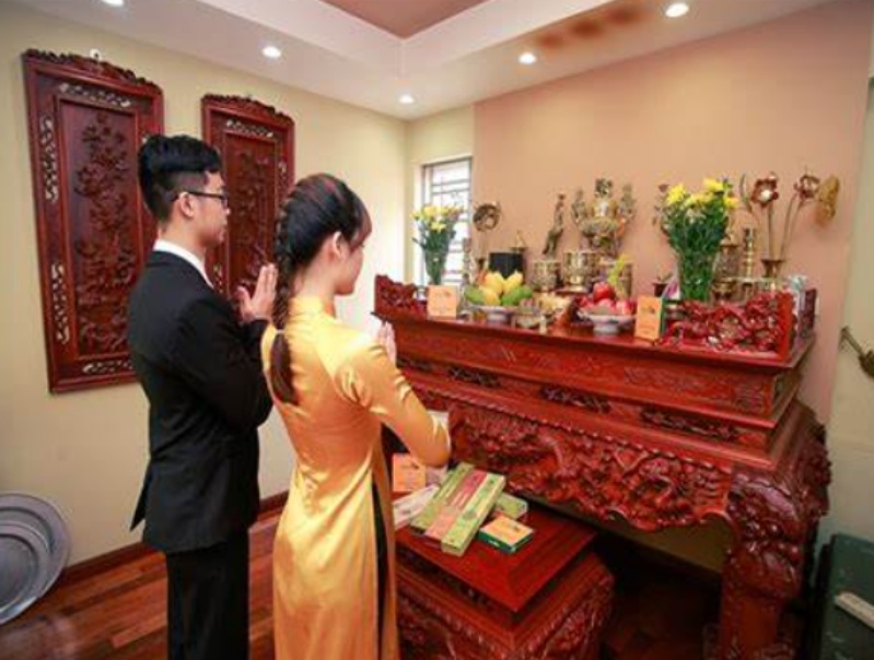 Tỉa chân nhang bàn Thần Tài – Ông Địa không chỉ là hành động dọn dẹp đơn thuần, mà còn là nghi thức tâm linh thể hiện sự thành tâm, tôn kính và hướng thiện