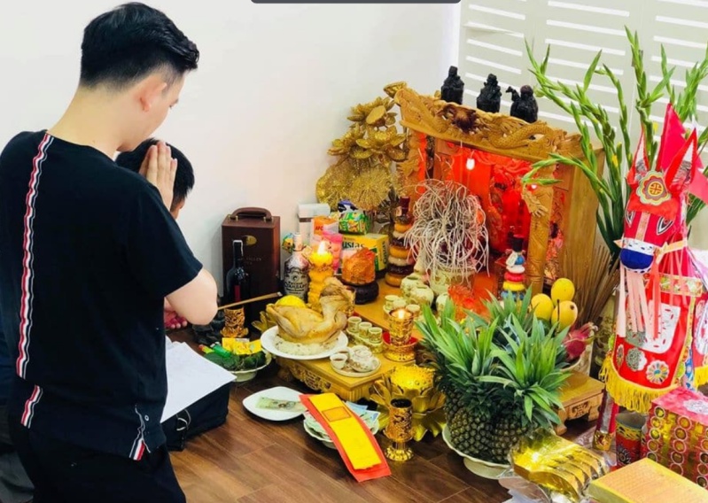 Trong đời sống tâm linh của người Việt, bàn thờ là nơi linh thiêng nhất trong mỗi gia đình, là nơi kết nối giữa cõi trần và thế giới tâm linh, thể hiện lòng thành kính với tổ tiên, thần linh