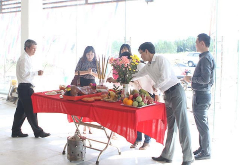 Khi chuyển đến nhà mới thuê, không chỉ là việc thay đổi không gian sống mà còn là sự bắt đầu cho một hành trình mới. Dù là mua nhà hay thuê nhà, nghi lễ văn khấn về nhà mới vẫn đóng vai trò quan trọng trong tâm linh người Việt