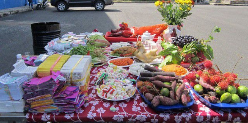 Trong văn hóa tâm linh của người Việt, cúng ngoài sân là một nghi lễ quen thuộc, thể hiện lòng thành kính với tổ tiên, thần linh và mong cầu sự bình an, may mắn cho gia đình