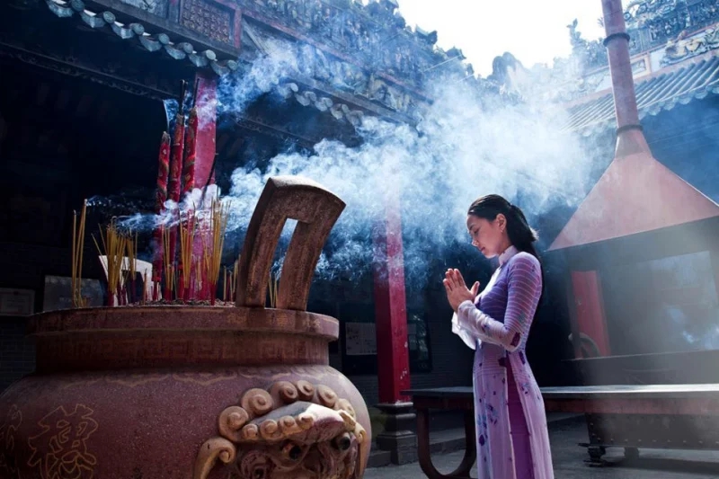 Văn khấn xin công việc thuận lợi không chỉ là một nghi lễ tâm linh, mà còn là một cách để bạn kết nối tâm trí với vũ trụ, giữ vững niềm tin và hy vọng trong hành trình sự nghiệp