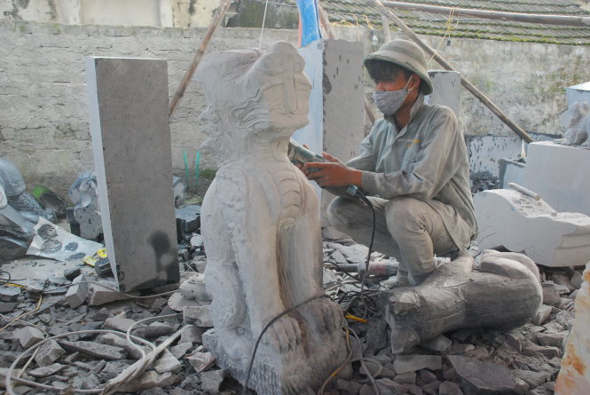 Đằng sau mỗi món quà bằng đá mỹ nghệ là hình ảnh của người nghệ nhân miệt mài bên khối đá, khéo léo truyền tải tinh hoa văn hóa Việt vào từng sản phẩm