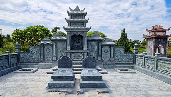 Từ xa xưa, người Việt luôn coi trọng việc gìn giữ phả hệ và tưởng nhớ ông bà, tổ tiên. Một khu lăng đá gia tộc được quy hoạch chỉnh chu thể hiện đạo lý, lòng hiếu kính và sự trân trọng đối với những người đã khuất