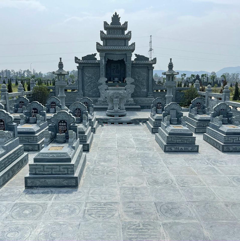 Đá mỹ nghệ được sử dụng trong khu lăng gia tộc đa phần là đá xanh rêu, đá xanh đen, đá granite… Những loại đá này nổi bật bởi độ cứng cao, cấu trúc rắn chắc và khả năng chống bào mòn rất tốt