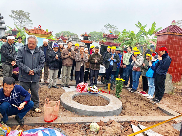 Theo quan niệm dân gian, phụ nữ mang thai là người đang mang "sinh khí" trong người. Trong khi đó, hoạt động bốc mộ lại liên quan đến "âm khí" – tức nơi chôn cất người đã khuất, thường có trường khí nặng nề