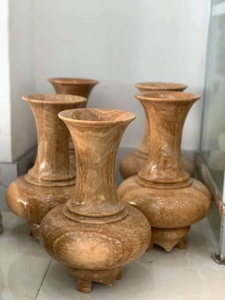 Để hoàn thiện một đôi lục bình đá đẹp, các nghệ nhân phải trải qua nhiều công đoạn tỉ mỉ