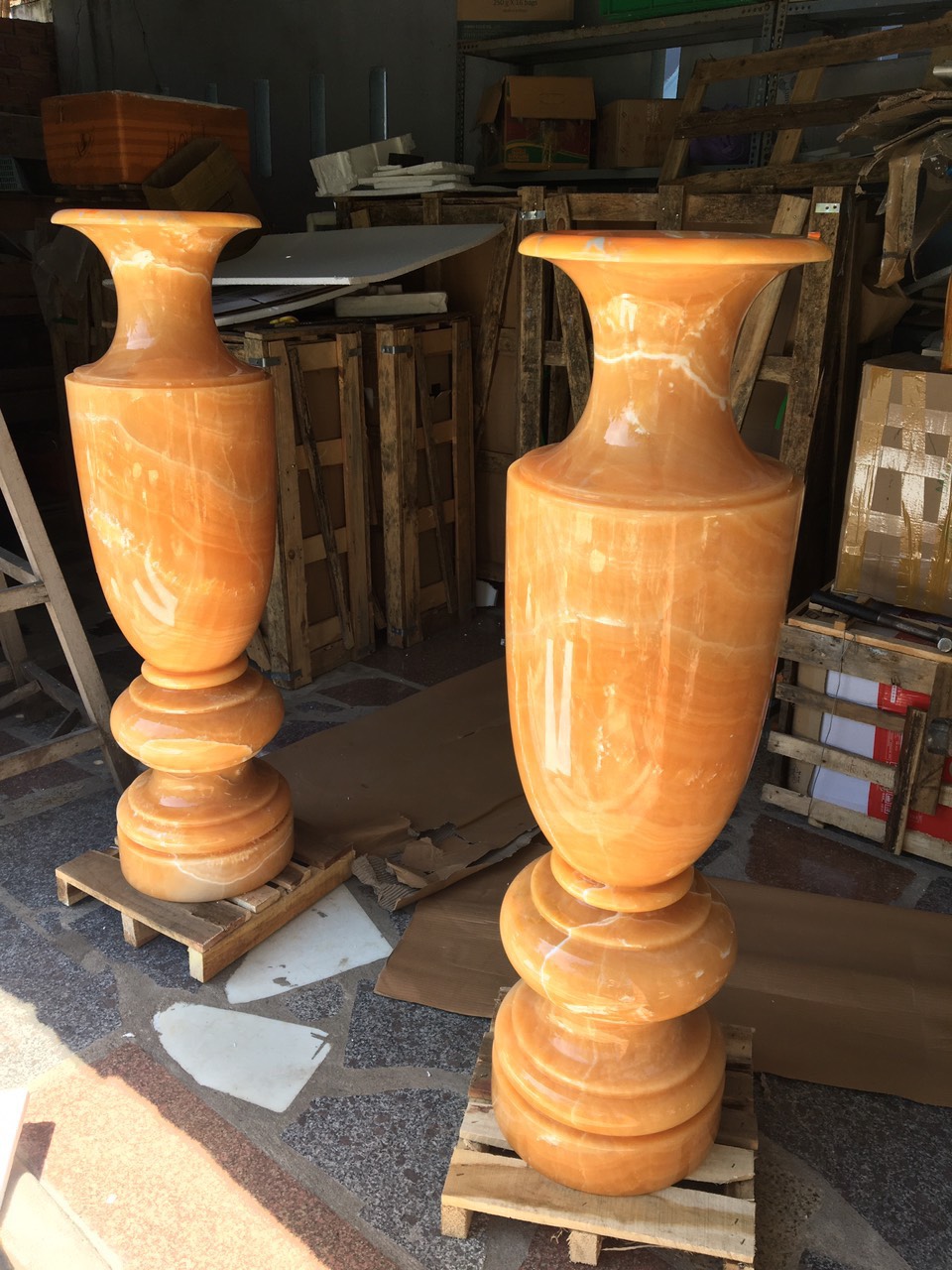 Một trong những yếu tố làm nên giá trị của lọ lục bình đá chính là chất liệu đá. Các làng nghề đá mỹ nghệ hiện nay sử dụng nhiều dòng đá cao cấp