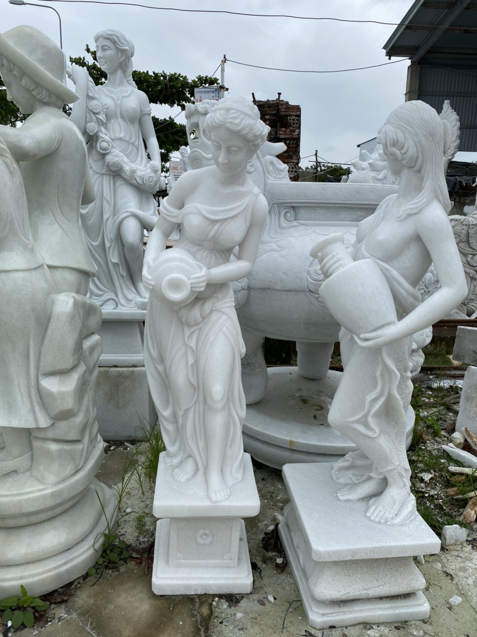 Trong nhiều thập kỷ gần đây, đá mỹ nghệ Việt Nam đã vượt ra khỏi biên giới quốc gia, xuất khẩu đến nhiều nước như Nhật Bản, Hàn Quốc, Mỹ, châu Âu, Úc…