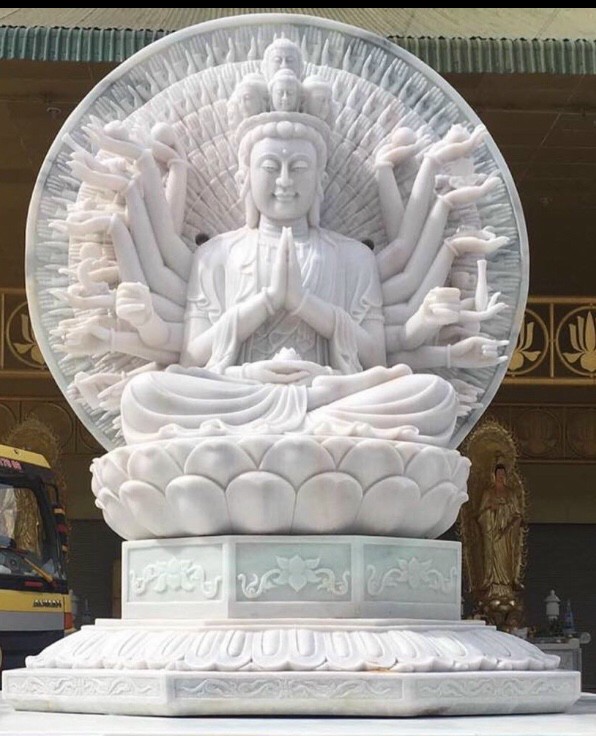 Tượng thần linh bằng đá không chỉ có giá trị nghệ thuật mà còn mang ý nghĩa tâm linh sâu sắc. Trong văn hóa Việt Nam, những bức tượng Phật, Quan Âm, Thần Tài, Thổ Địa hay Thánh Mẫu…