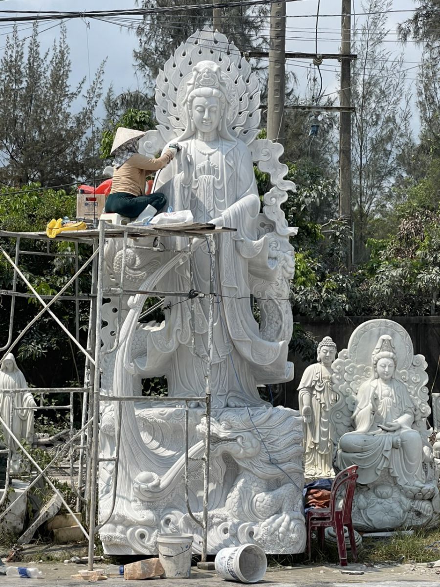Những người nghệ nhân đá – với đôi bàn tay chai sạn, ánh mắt kiên định và trái tim nồng nàn yêu nghề – chính là linh hồn của làng nghề cổ
